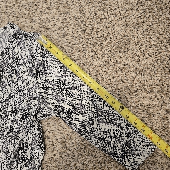 New York & Co Black White Gray 3/4 Sleeve Geometric Print Stretch Blouse Size L - Picture 11 of 12